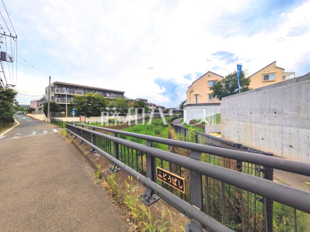 接道状況および現場風景 【東久留米市浅間町2丁目】 見学はしたいけど、なかなか時間が取れない・・・そんな方に出勤前や仕事終わりにマイホームを見学できるサポートをいたします。 /撮影日2026/09/03