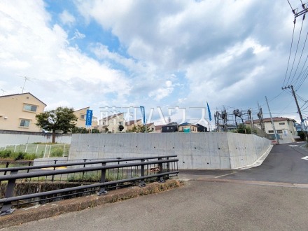 現場風景【東久留米市浅間町2丁目】 見学はしたいけど、なかなか時間が取れない・・・そんな方に出勤前や仕事終わりにマイホームを見学できるサポートをいたします。 /撮影日2026/07/24