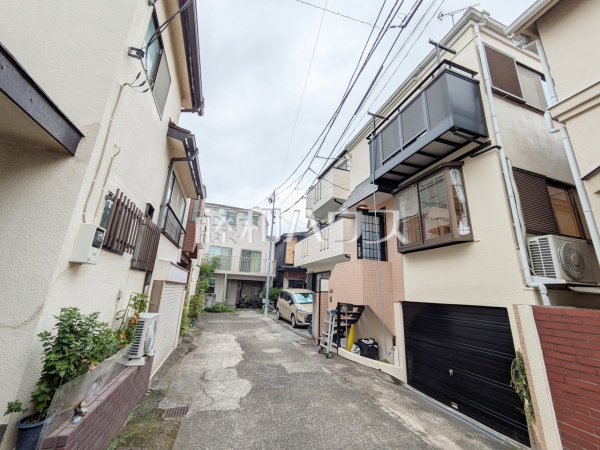 接道状況および現場風景 【調布市西つつじケ丘1丁目】 接道状況および現場風景 【調布市西つつじケ丘1丁目】