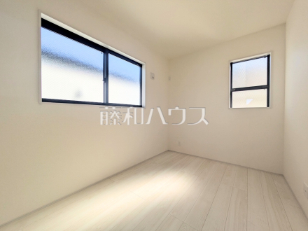 ≪居室≫全居室角部屋仕様で2面採光を実現!お天気の良い日には窓を開けて換気もできるので気持ち良いですね。 【府中市幸町2丁目】/撮影日2026/10/01