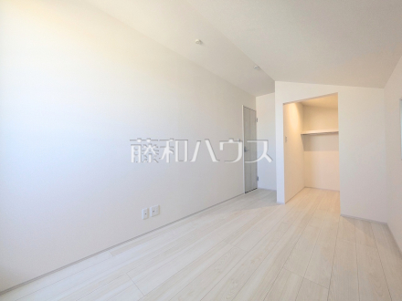 ≪居室≫木目が美しいウッディなフローリングの居室は、穏やかで心安らぐ空間となるでしょう。 【府中市幸町2丁目】/撮影日2026/10/01