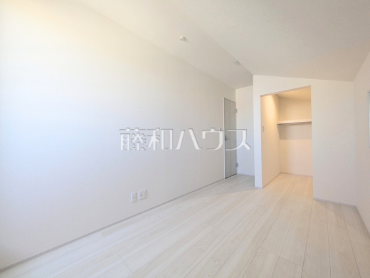 ≪居室≫木目が美しいウッディなフローリングの居室は、穏やかで心安らぐ空間となるでしょう。 【府中市幸町2丁目】
