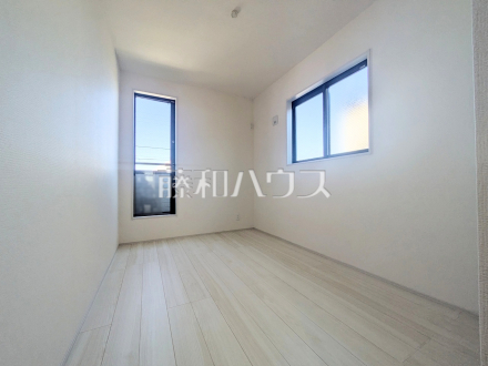 ≪居室≫バルコニーへダイレクトに出られる居室には季節を感じられる嬉しい空間があります。 【府中市幸町2丁目】/撮影日2026/10/01