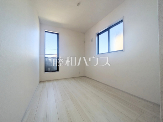 ≪居室≫バルコニーへダイレクトに出られる居室には季節を感じられる嬉しい空間があります。 【府中市幸町2丁目】
