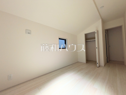 ≪居室≫各部屋に収納も完備されるため、部屋もしっかり片付きそうですね♪ 【府中市幸町2丁目】