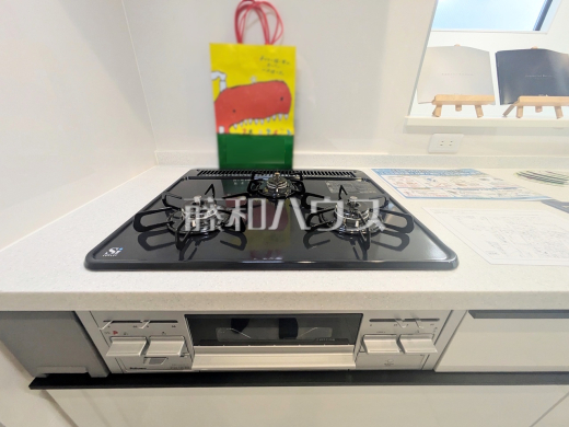 3口ガラストップコンロ フラットな表面で汚れも拭きとりやすく、お掃除が簡単な3口ガラストップコンロ