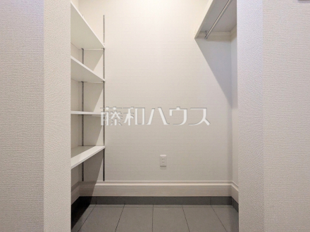 ≪収納≫玄関は土間収納付きなので、ペット用品やスポーツ用品・ベビーカーなど、外で使用し汚れているものをお家に上げることなく保管することができます。【府中市幸町2丁目】/撮影日2026/10/01