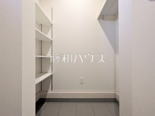 ≪収納≫玄関は土間収納付きなので、ペット用品やスポーツ用品・ベビーカーなど、外で使用し汚れているものをお家に上げることなく保管することができます。【府中市幸町2丁目】