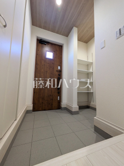 ≪玄関≫ゆとりある広さのホールと明るい玄関は、ご家族皆様もお客様もいつでも気持ちよく迎えてくれます。 【府中市幸町2丁目】/撮影日2026/10/01