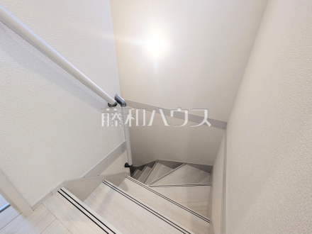 ≪その他内観≫階段は手すり付きのためご高齢者やお子様も安全な設計です。【府中市幸町2丁目】/撮影日2026/10/01