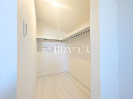 ≪収納≫大容量のウォークインクローゼットでお部屋をスッキリきれいに保てます。【府中市幸町2丁目】/撮影日2026/10/01