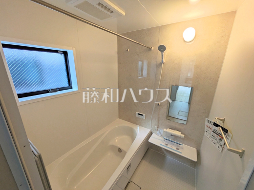 ≪浴室≫足を伸ばして入れるバスタブで、ゆっくり一日の疲れを癒して下さい。【府中市幸町2丁目】