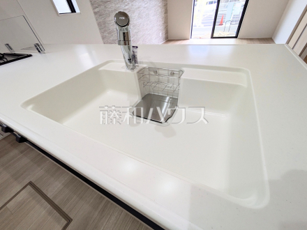 2号棟 キッチンシンク 【府中市分梅町3丁目】 隙間のないなめらかな人造大理石の一体型システムキッチン/撮影日2026/08/03