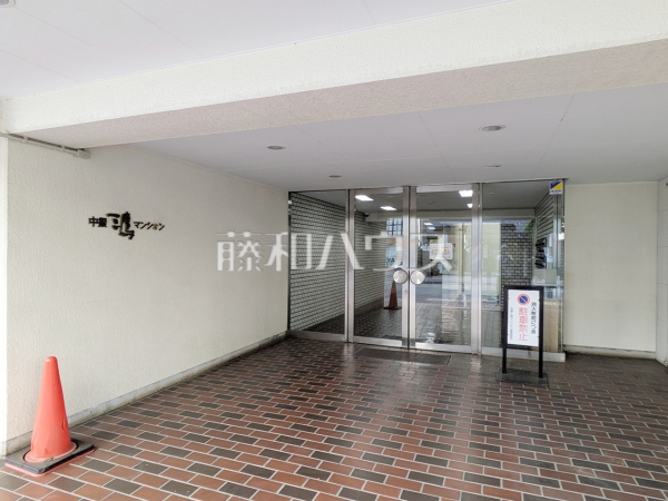 エントランス 【中銀三鷹マンシオン】心地良さの中にも洗練を感じさせる、住まう方をやさしく出迎えるエントランス エントランス 【中銀三鷹マンシオン】心地良さの中にも洗練を感じさせる、住まう方をやさしく出迎えるエントランス