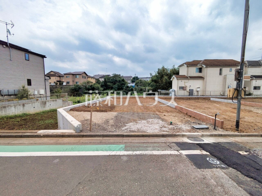 4号地 現地写真 家族みんなの眩い笑顔、豊かな開口がもたらすこの場所は過ごす時を楽しむ時を紡ぐ場所、たくさんの笑顔があふれ心地よい時間が流れていくことでしょう。 【東久留米市南沢1丁目】