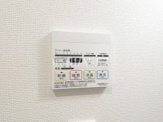 浴室乾燥機リモコン 【西東京市東伏見6丁目】浴室には暖房機能を備えているので、冬の寒い時期には入浴前に予備暖房をすることで急激な温度変化によるヒートショックの防止にも役立ちます。 浴室乾燥機リモコン 【西東京市東伏見6丁目】浴室には暖房機能を備えているので、冬の寒い時期には入浴前に予備暖房をすることで急激な温度変化によるヒートショックの防止にも役立ちます。