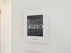 TVモニター付インターホン 【西東京市東伏見6丁目】モニターで来訪者の顔を確認できるTVモニター付インターホン。録画機能付きなので、不在時の訪問も後から確認できて安心です。 TVモニター付インターホン 【西東京市東伏見6丁目】モニターで来訪者の顔を確認できるTVモニター付インターホン。録画機能付きなので、不在時の訪問も後から確認できて安心です。