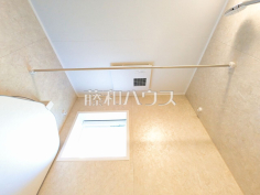 浴室乾燥機(浴室内上部)雨の日の強い味方!浴室換気乾燥機付きユニットバスで洗濯物が乾かせます。 浴室乾燥機(浴室内上部)雨の日の強い味方!浴室換気乾燥機付きユニットバスで洗濯物が乾かせます。