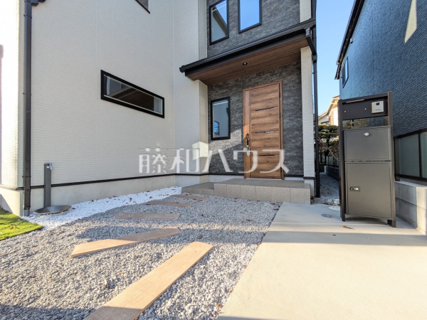 A号棟 玄関へのアプローチ 【八王子市めじろ台3丁目】 A号棟 玄関へのアプローチ 【八王子市めじろ台3丁目】