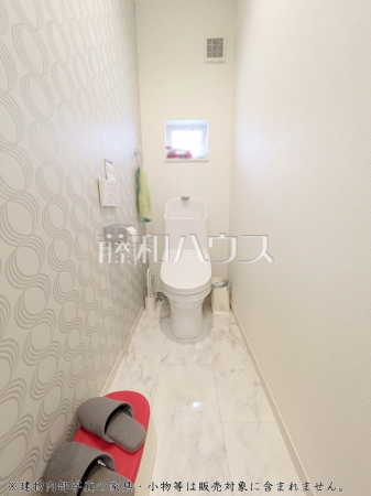 ≪トイレ≫ 清潔な空間を保ちたいトイレはオフホワイトでまとめました。毎日使う場所だからこそお手入れも楽々にできる機能が搭載されております。汚れが付着しにくい便器はお掃除も楽々です。 ≪トイレ≫ 清潔な空間を保ちたいトイレはオフホワイトでまとめました。毎日使う場所だからこそお手入れも楽々にできる機能が搭載されております。汚れが付着しにくい便器はお掃除も楽々です。