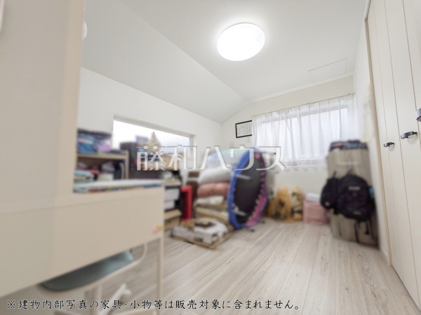 ≪居室≫ 木目が美しいウッディなフローリングの居室は、穏やかで心安らぐ空間となるでしょう。 【府中市日新町3丁目】 ≪居室≫ 木目が美しいウッディなフローリングの居室は、穏やかで心安らぐ空間となるでしょう。 【府中市日新町3丁目】