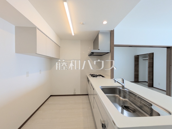 キッチン 【プレミアムコート牧港】壁付の吊戸棚があり、キッチンがすっきり片付きます。 キッチン 【プレミアムコート牧港】壁付の吊戸棚があり、キッチンがすっきり片付きます。
