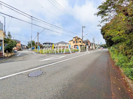 接道状況および現場風景 【東久留米市下里3丁目】 見学はしたいけど、なかなか時間が取れない・・・そんな方に出勤前や仕事終わりにマイホームを見学できるサポートをいたします。 /撮影日2026/09/11