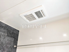 浴室乾燥機(浴室内上部)雨の日の強い味方!浴室換気乾燥機付きユニットバスで洗濯物が乾かせます。
浴室乾燥機(浴室内上部)雨の日の強い味方!浴室換気乾燥機付きユニットバスで洗濯物が乾かせます。