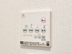 24時間換気システム 24時間換気システムにより、花粉・PM2.5などの微小粒子物質の侵入を防ぎ、快適な室内を保ちます。 24時間換気システム 24時間換気システムにより、花粉・PM2.5などの微小粒子物質の侵入を防ぎ、快適な室内を保ちます。