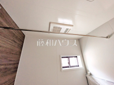 浴室乾燥機(浴室内上部)雨の日の強い味方!浴室換気乾燥機付きユニットバスで洗濯物が乾かせます。
浴室乾燥機(浴室内上部)雨の日の強い味方!浴室換気乾燥機付きユニットバスで洗濯物が乾かせます。