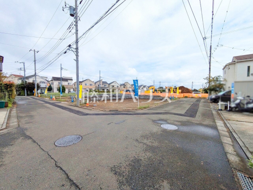 接道状況および現場風景 【東久留米市小山4丁目】周辺には幼稚園・保育園や公園があり、子育て中のご家族にとって嬉しい環境です♪
