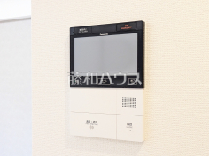 セキュリティインターホン 【ルネグランステージ志木Ⅱ】来訪者をモニターで確認できるインターホン。住戸内から来訪者に対応でき、防犯面にも配慮した安心の設備です。 セキュリティインターホン 【ルネグランステージ志木Ⅱ】来訪者をモニターで確認できるインターホン。住戸内から来訪者に対応でき、防犯面にも配慮した安心の設備です。
