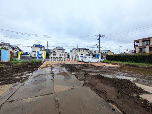 現場風景 【清瀬市下清戸4丁目】 周囲に高い建物のないエリアのため、空が大きく感じます。