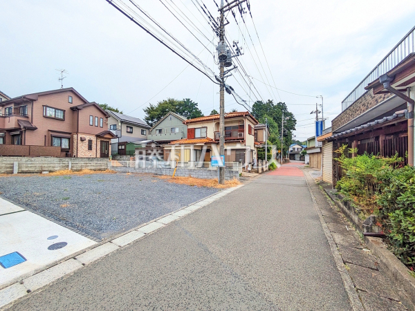 接道状況および現場風景(現況:駐車場) 【武蔵村山市中央3丁目】 接道状況および現場風景(現況:駐車場) 【武蔵村山市中央3丁目】