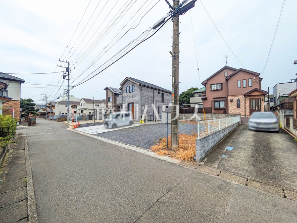 接道状況および現場風景(現況:駐車場) 【武蔵村山市中央3丁目】 接道状況および現場風景(現況:駐車場) 【武蔵村山市中央3丁目】
