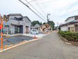 接道状況および現場風景(現況:駐車場) 【武蔵村山市中央3丁目】 接道状況および現場風景(現況:駐車場) 【武蔵村山市中央3丁目】