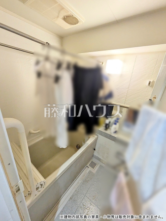 ≪浴室≫浴室はランドリーパイプ付きで、雨の日もお洗濯物を干せて便利です。 【エクセラージュ府中白糸台 】 ≪浴室≫浴室はランドリーパイプ付きで、雨の日もお洗濯物を干せて便利です。 【エクセラージュ府中白糸台 】