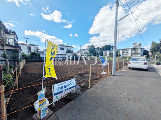≪現場風景≫つつじヶ丘駅より徒歩4分、この恵まれたロケーションによる幸福感は、毎朝の通勤時にしっかりと感じられるのではないでしょうか。 【調布市西つつじケ丘4丁目】
