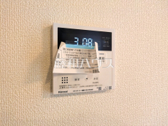 浴室給湯リモコン追焚き機能付きなので、生活時間の違う家族に便利です。 浴室給湯リモコン追焚き機能付きなので、生活時間の違う家族に便利です。