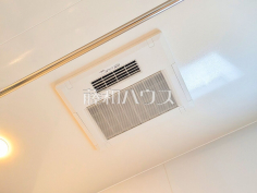 浴室乾燥機(浴室内上部)雨の日の強い味方!浴室換気乾燥機付きユニットバスで洗濯物が乾かせます。
浴室乾燥機(浴室内上部)雨の日の強い味方!浴室換気乾燥機付きユニットバスで洗濯物が乾かせます。