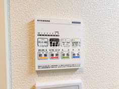 24時間換気システム 24時間換気システムにより、花粉・PM2.5などの微小粒子物質の侵入を防ぎ、快適な室内を保ちます。 24時間換気システム 24時間換気システムにより、花粉・PM2.5などの微小粒子物質の侵入を防ぎ、快適な室内を保ちます。