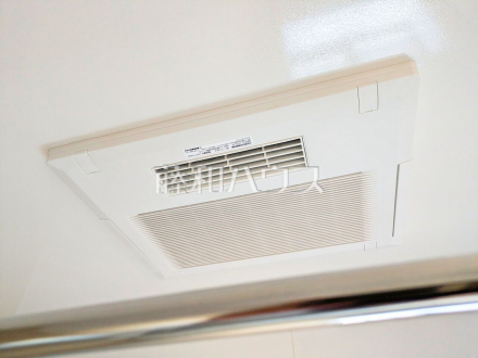 浴室乾燥機(浴室内上部)
雨の日の強い味方!浴室換気乾燥機付きユニットバスで洗濯物が乾かせます/撮影日2026/09/24