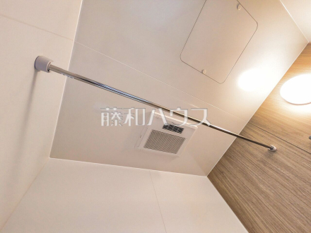 浴室乾燥機(浴室内上部) 雨の日の強い味方!浴室換気乾燥機付きユニットバスで洗濯物が乾かせます。/撮影日2026/10/22