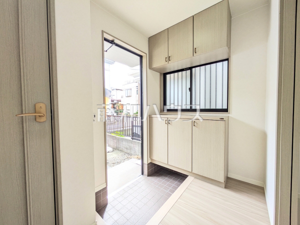 玄関 【日野市東豊田3丁目】「住まいの顔」とも言われ、家全体のイメージを左右する重要な玄関スペース。お気に入りのインテリア用品や小物などで素敵な空間を演出してください。 玄関 【日野市東豊田3丁目】「住まいの顔」とも言われ、家全体のイメージを左右する重要な玄関スペース。お気に入りのインテリア用品や小物などで素敵な空間を演出してください。