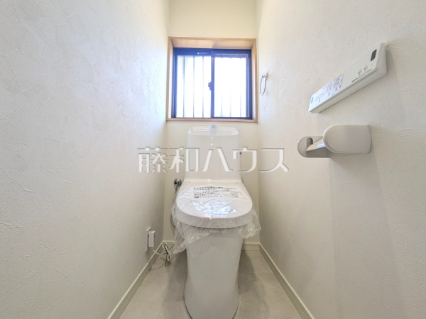 トイレ 【日野市東豊田3丁目】温水洗浄機能付きトイレで清潔にご使用いただけます。 トイレ 【日野市東豊田3丁目】温水洗浄機能付きトイレで清潔にご使用いただけます。