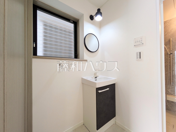 洗面室 【日野市東豊田3丁目】窓付き洗面室はしっかり換気ができてカビ対策にもなるので嬉しいですね。 洗面室 【日野市東豊田3丁目】窓付き洗面室はしっかり換気ができてカビ対策にもなるので嬉しいですね。