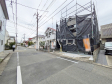 接道状況および現場風景 【日野市東豊田3丁目】 東南側道路で、日当たり良好です。 接道状況および現場風景 【日野市東豊田3丁目】 東南側道路で、日当たり良好です。