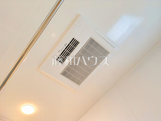 浴室乾燥機(浴室内上部) 雨の日の強い味方!浴室換気乾燥機付きユニットバスで洗濯物が乾かせます。