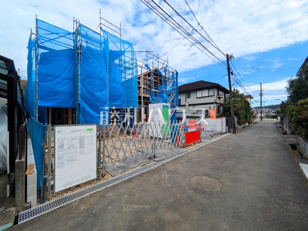 接道状況および現場風景 【日野市東豊田1丁目】間口も十分な幅があり、大きめの車(車種による)でもラクラク駐車していただけます。 接道状況および現場風景 【日野市東豊田1丁目】間口も十分な幅があり、大きめの車(車種による)でもラクラク駐車していただけます。