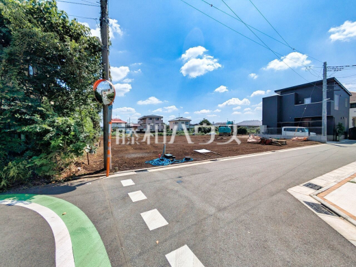 接道状況および現場風景 【所沢市上新井2丁目】 建物のプレゼンをさせていただきますので、実際の完成イメージを思い描いていただくことができます。お気軽にお問合せ下さい。